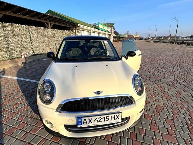 Белый Мини Hatch, объемом двигателя 1.6 л и пробегом 189 тыс. км за 8000 $, фото 2 на Automoto.ua