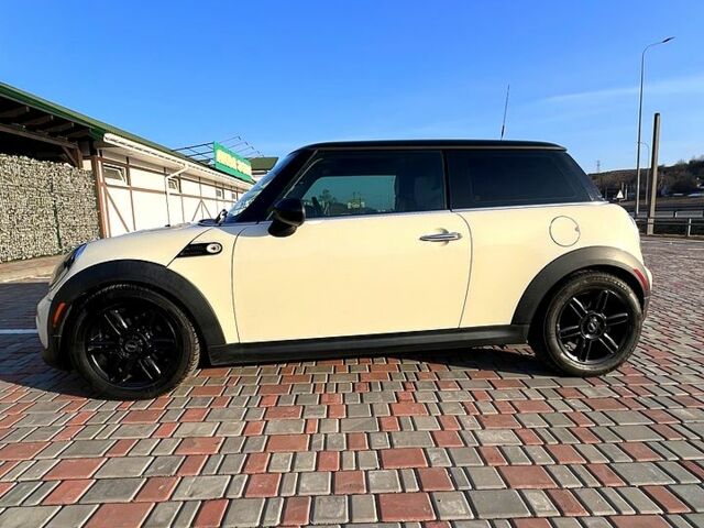 Белый Мини Hatch, объемом двигателя 1.6 л и пробегом 189 тыс. км за 8000 $, фото 1 на Automoto.ua