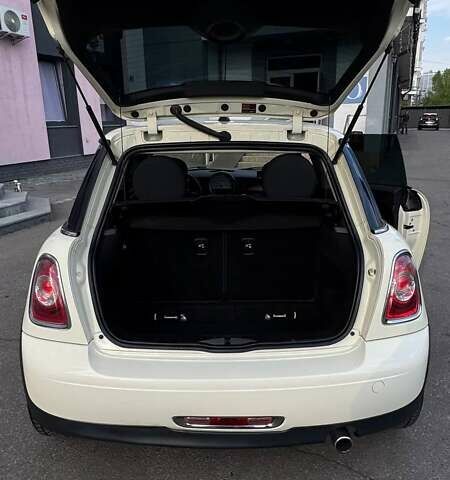 Белый Мини Hatch, объемом двигателя 1.6 л и пробегом 173 тыс. км за 5500 $, фото 4 на Automoto.ua