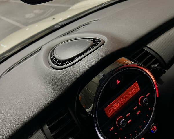Белый Мини Hatch, объемом двигателя 1.5 л и пробегом 125 тыс. км за 12800 $, фото 35 на Automoto.ua