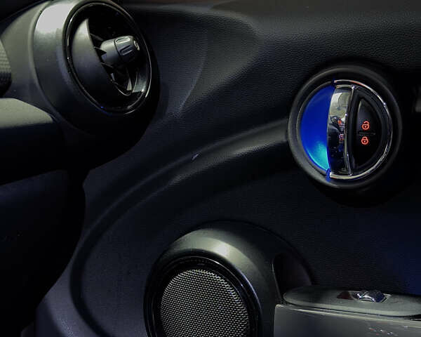 Белый Мини Hatch, объемом двигателя 1.5 л и пробегом 125 тыс. км за 12800 $, фото 30 на Automoto.ua