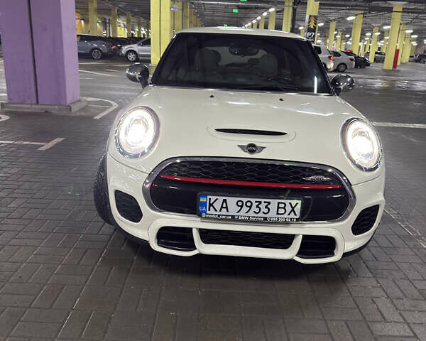 Белый Мини Hatch, объемом двигателя 2 л и пробегом 85 тыс. км за 21000 $, фото 1 на Automoto.ua