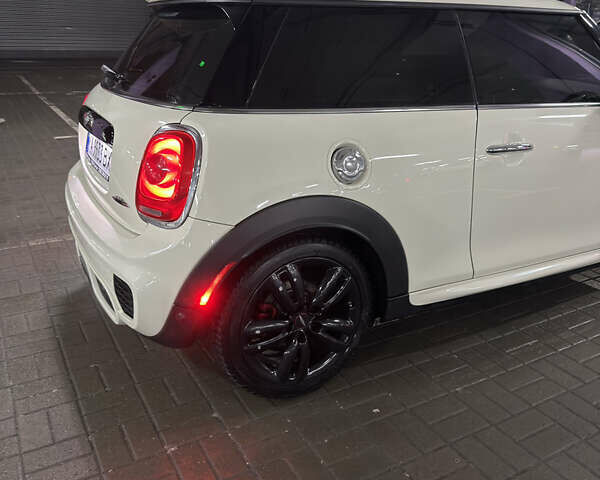 Белый Мини Hatch, объемом двигателя 2 л и пробегом 85 тыс. км за 21000 $, фото 5 на Automoto.ua