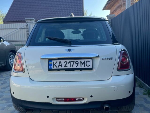 Белый Мини Hatch, объемом двигателя 1.6 л и пробегом 143 тыс. км за 8200 $, фото 3 на Automoto.ua