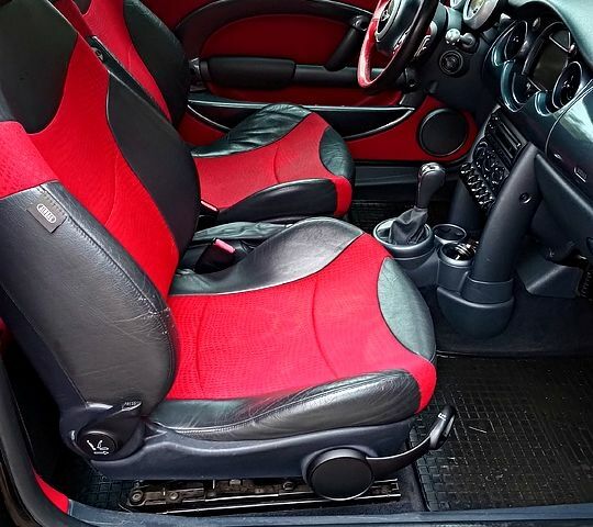 Черный Мини Hatch, объемом двигателя 1.6 л и пробегом 230 тыс. км за 4300 $, фото 12 на Automoto.ua