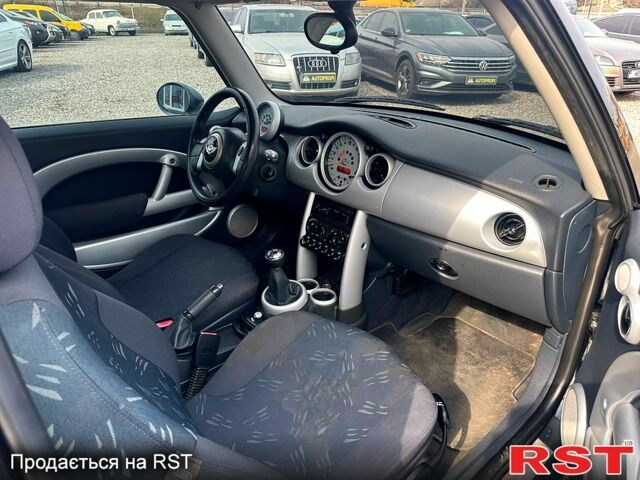 Черный Мини Hatch, объемом двигателя 1.6 л и пробегом 196 тыс. км за 3850 $, фото 5 на Automoto.ua