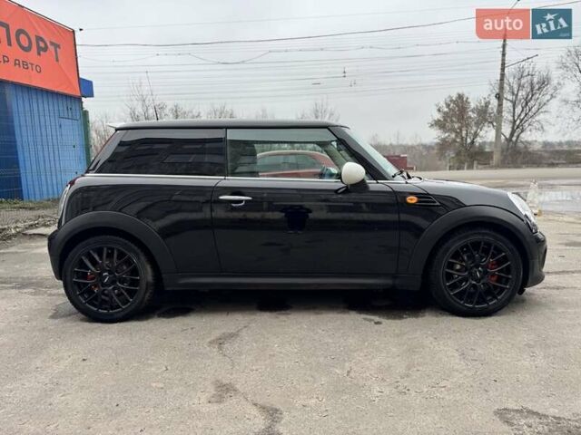 Черный Мини Hatch, объемом двигателя 1.6 л и пробегом 249 тыс. км за 12000 $, фото 1 на Automoto.ua