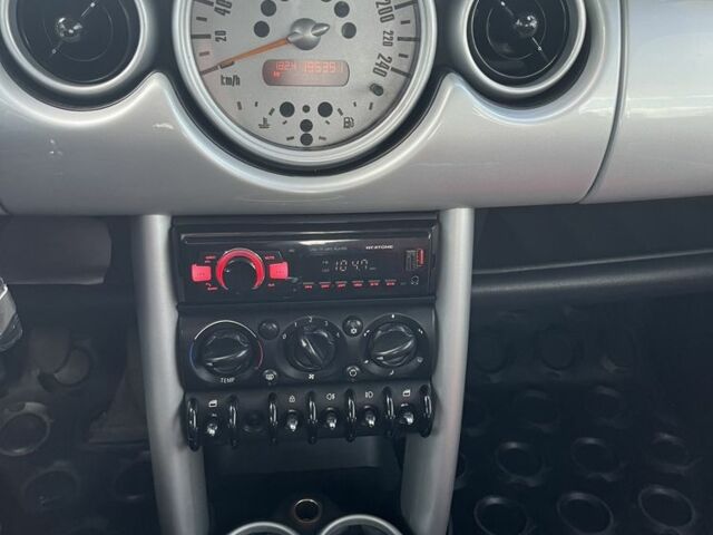 Красный Мини Hatch, объемом двигателя 1.6 л и пробегом 193 тыс. км за 4000 $, фото 13 на Automoto.ua