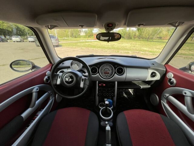 Красный Мини Hatch, объемом двигателя 1.6 л и пробегом 193 тыс. км за 4000 $, фото 11 на Automoto.ua