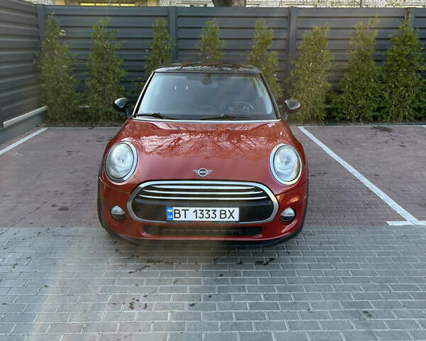 Красный Мини Hatch, объемом двигателя 1.5 л и пробегом 142 тыс. км за 12000 $, фото 2 на Automoto.ua