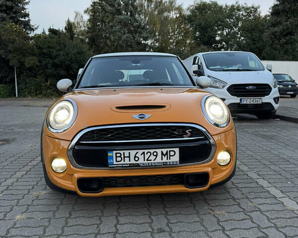 Желтый Мини Hatch, объемом двигателя 2 л и пробегом 150 тыс. км за 11900 $, фото 1 на Automoto.ua