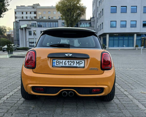 Желтый Мини Hatch, объемом двигателя 2 л и пробегом 150 тыс. км за 11900 $, фото 3 на Automoto.ua