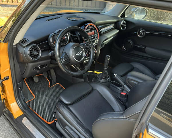 Желтый Мини Hatch, объемом двигателя 1.5 л и пробегом 210 тыс. км за 10400 $, фото 5 на Automoto.ua