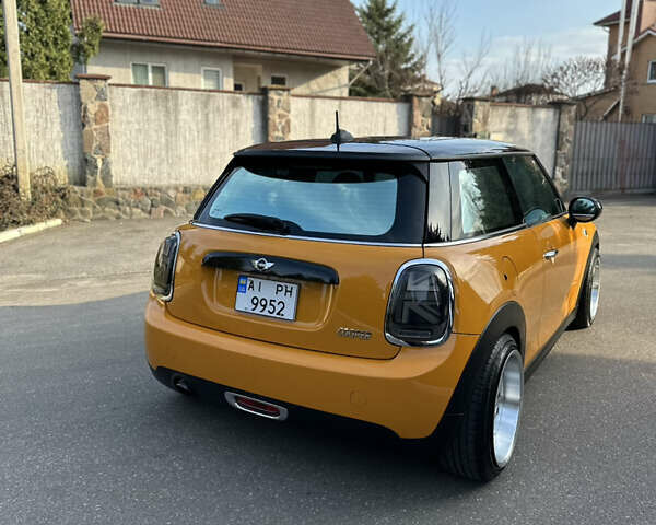 Желтый Мини Hatch, объемом двигателя 1.5 л и пробегом 210 тыс. км за 10400 $, фото 3 на Automoto.ua