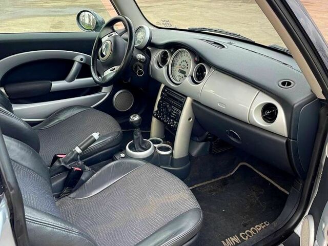 Серый Мини Hatch, объемом двигателя 1.6 л и пробегом 137 тыс. км за 4600 $, фото 3 на Automoto.ua