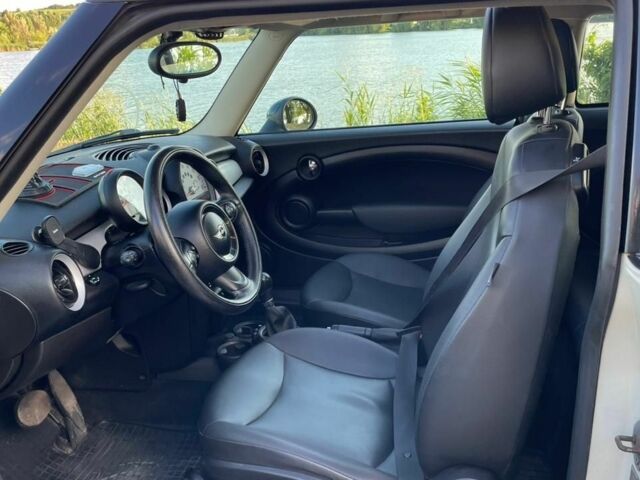 Білий Міні Mini, об'ємом двигуна 1.6 л та пробігом 128 тис. км за 9300 $, фото 6 на Automoto.ua