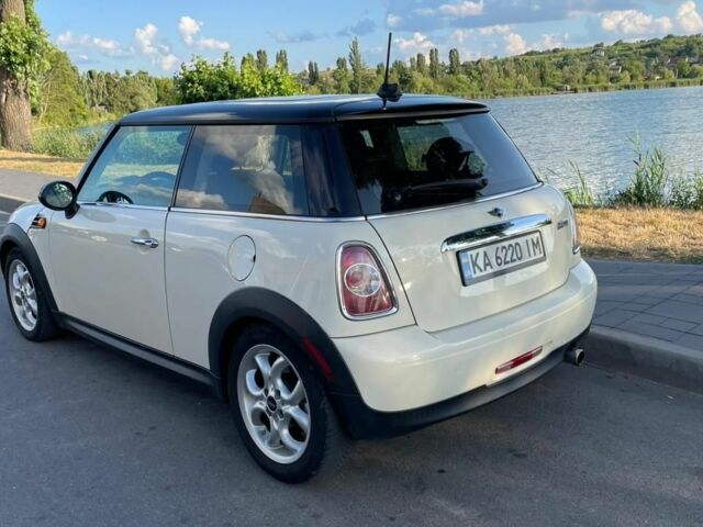 Білий Міні Mini, об'ємом двигуна 1.6 л та пробігом 128 тис. км за 9300 $, фото 1 на Automoto.ua