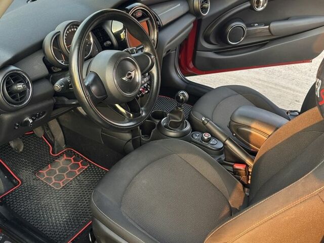 Червоний Міні Mini, об'ємом двигуна 1.5 л та пробігом 76 тис. км за 11978 $, фото 5 на Automoto.ua