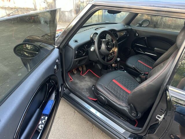 Черный Мини Ван, объемом двигателя 1.6 л и пробегом 210 тыс. км за 5500 $, фото 4 на Automoto.ua