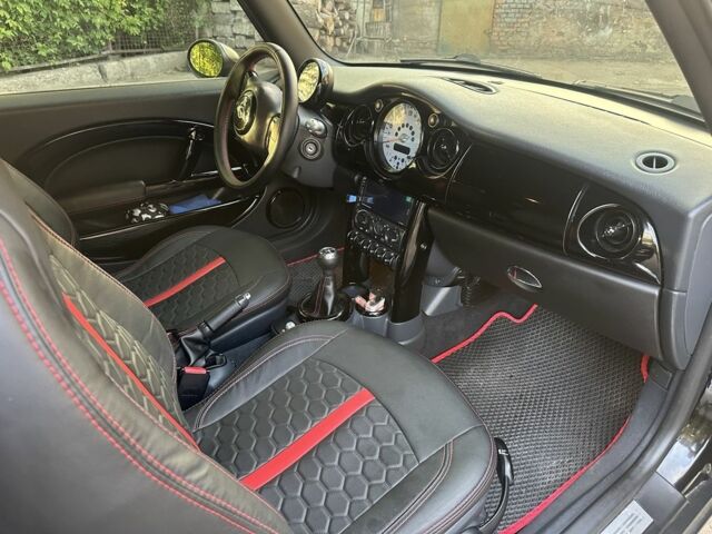 Черный Мини Ван, объемом двигателя 1.6 л и пробегом 210 тыс. км за 5500 $, фото 3 на Automoto.ua