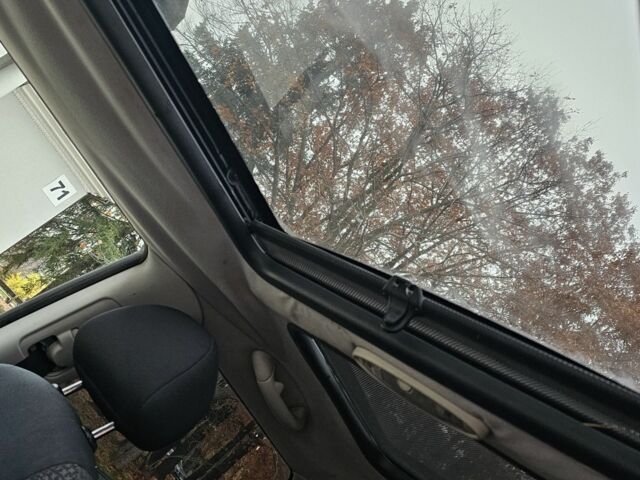 Серый Мини Ван, объемом двигателя 1.6 л и пробегом 200 тыс. км за 3500 $, фото 12 на Automoto.ua