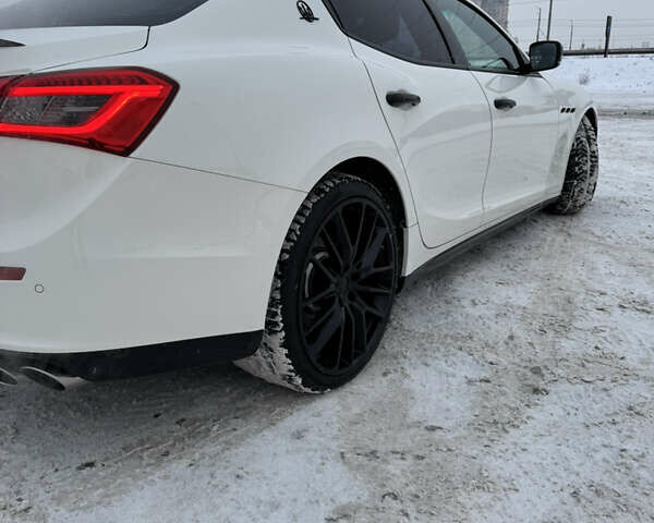 Білий Мазераті Ghibli, об'ємом двигуна 2.98 л та пробігом 67 тис. км за 25000 $, фото 13 на Automoto.ua