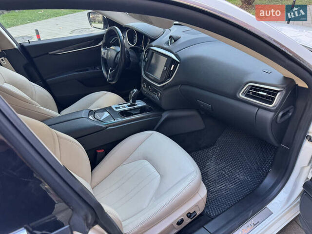 Белый Мазерати Гибли, объемом двигателя 2.98 л и пробегом 111 тыс. км за 22500 $, фото 26 на Automoto.ua