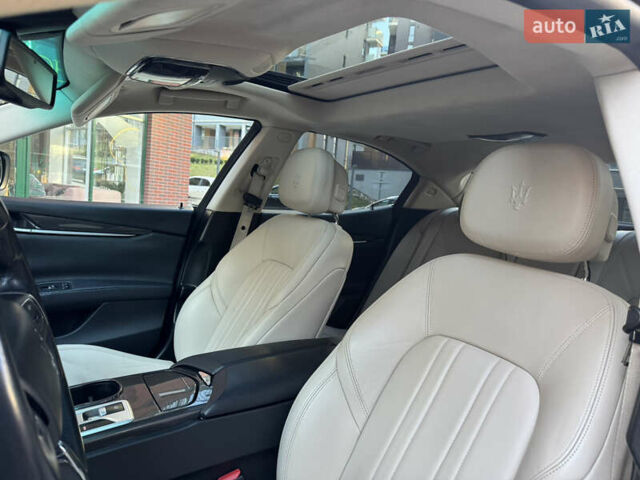 Белый Мазерати Гибли, объемом двигателя 2.98 л и пробегом 111 тыс. км за 22500 $, фото 27 на Automoto.ua