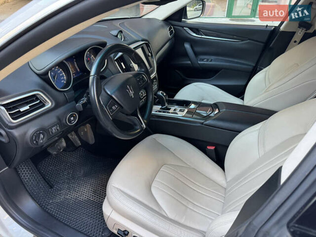 Белый Мазерати Гибли, объемом двигателя 2.98 л и пробегом 111 тыс. км за 22500 $, фото 19 на Automoto.ua