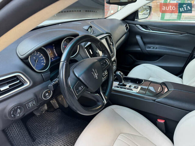 Белый Мазерати Гибли, объемом двигателя 2.98 л и пробегом 111 тыс. км за 22500 $, фото 28 на Automoto.ua