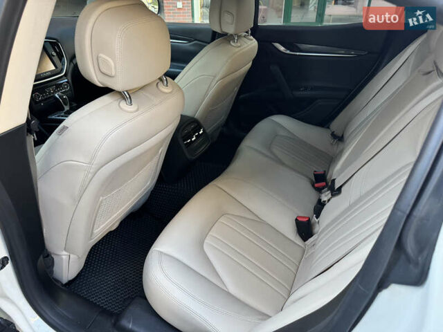 Белый Мазерати Гибли, объемом двигателя 2.98 л и пробегом 111 тыс. км за 22500 $, фото 22 на Automoto.ua