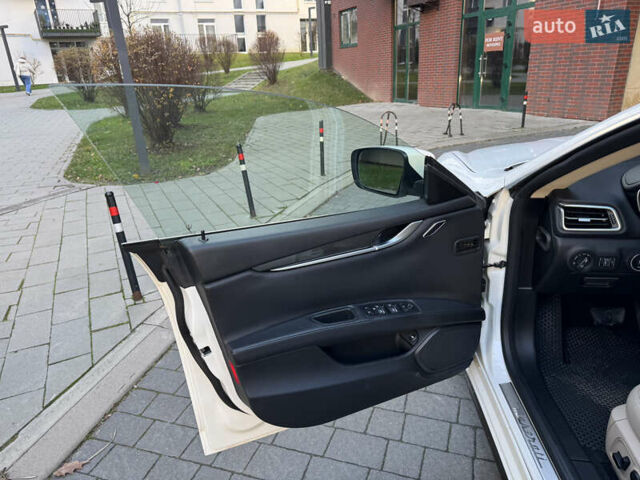 Белый Мазерати Гибли, объемом двигателя 2.98 л и пробегом 111 тыс. км за 22500 $, фото 20 на Automoto.ua