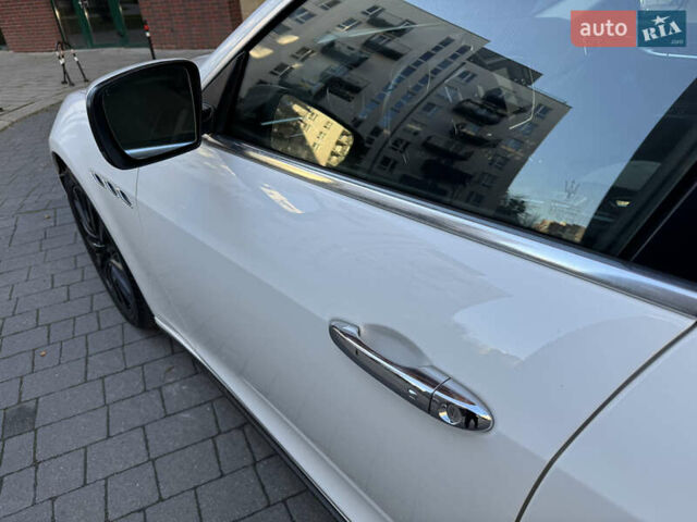 Белый Мазерати Гибли, объемом двигателя 2.98 л и пробегом 111 тыс. км за 22500 $, фото 17 на Automoto.ua