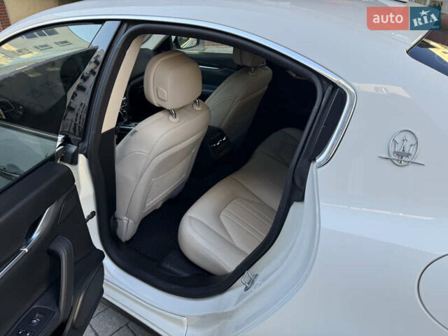 Белый Мазерати Гибли, объемом двигателя 2.98 л и пробегом 111 тыс. км за 22500 $, фото 23 на Automoto.ua