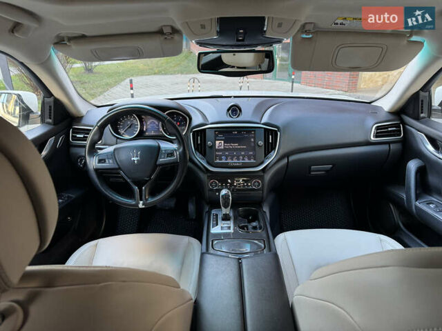 Белый Мазерати Гибли, объемом двигателя 2.98 л и пробегом 111 тыс. км за 22500 $, фото 21 на Automoto.ua