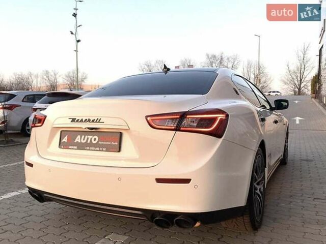 Белый Мазерати Гибли, объемом двигателя 3 л и пробегом 71 тыс. км за 32500 $, фото 7 на Automoto.ua