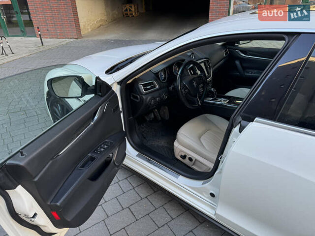 Белый Мазерати Гибли, объемом двигателя 2.98 л и пробегом 111 тыс. км за 22500 $, фото 29 на Automoto.ua