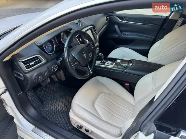 Белый Мазерати Гибли, объемом двигателя 2.98 л и пробегом 111 тыс. км за 22500 $, фото 18 на Automoto.ua