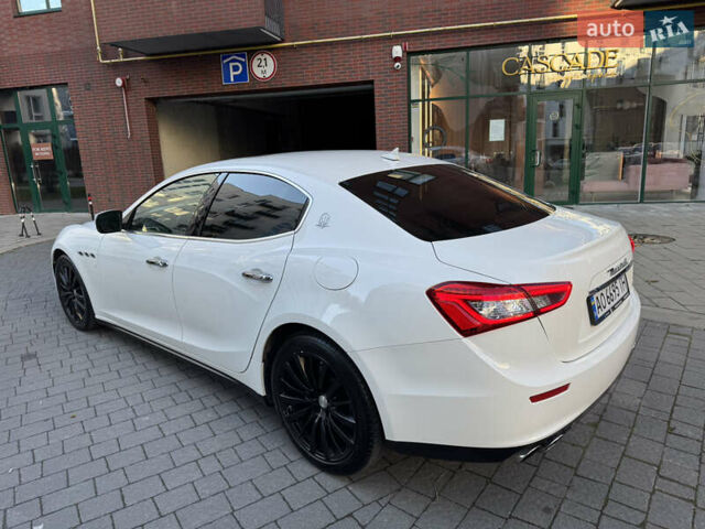 Белый Мазерати Гибли, объемом двигателя 2.98 л и пробегом 111 тыс. км за 22500 $, фото 12 на Automoto.ua