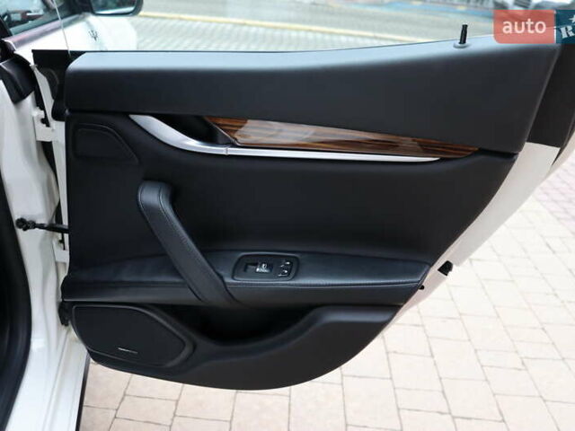 Белый Мазерати Гибли, объемом двигателя 3 л и пробегом 80 тыс. км за 26700 $, фото 40 на Automoto.ua