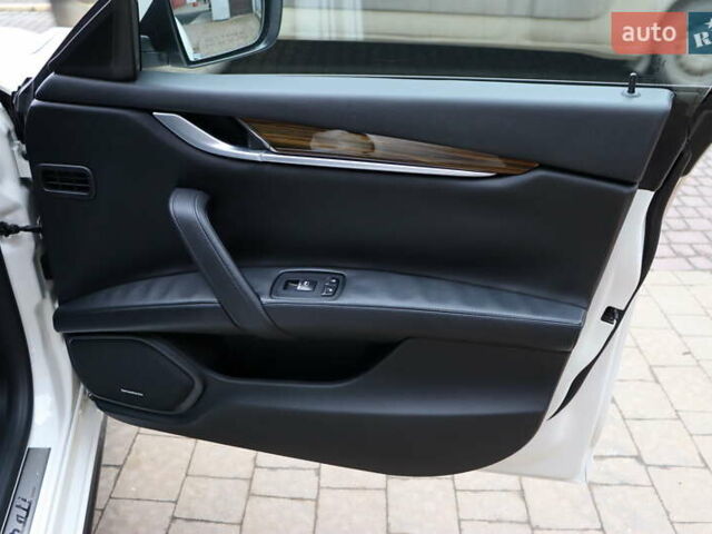 Белый Мазерати Гибли, объемом двигателя 3 л и пробегом 80 тыс. км за 26700 $, фото 44 на Automoto.ua