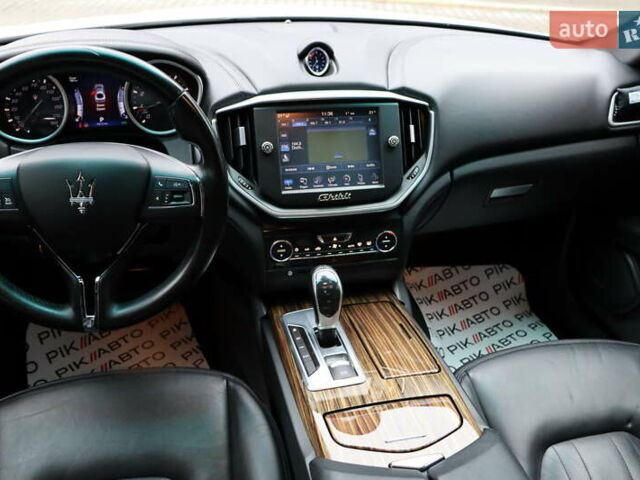 Белый Мазерати Гибли, объемом двигателя 3 л и пробегом 80 тыс. км за 26700 $, фото 35 на Automoto.ua