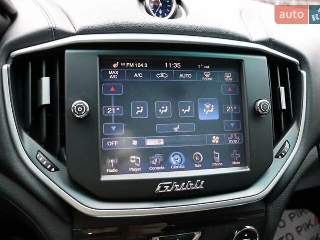 Белый Мазерати Гибли, объемом двигателя 3 л и пробегом 80 тыс. км за 26700 $, фото 27 на Automoto.ua