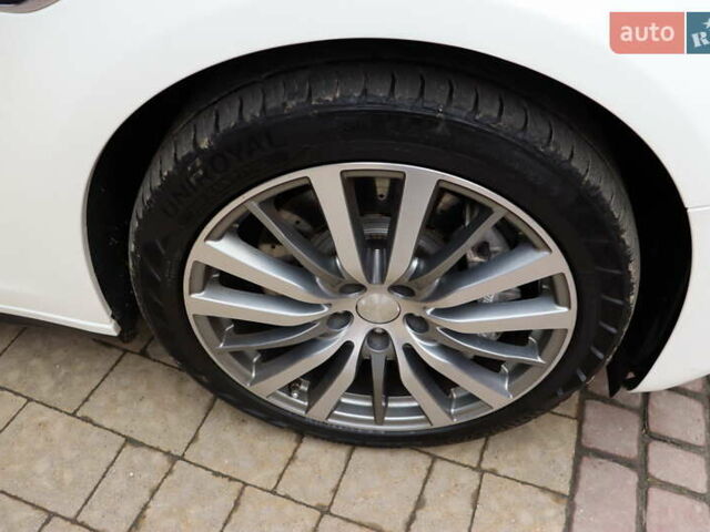 Белый Мазерати Гибли, объемом двигателя 3 л и пробегом 80 тыс. км за 26700 $, фото 3 на Automoto.ua