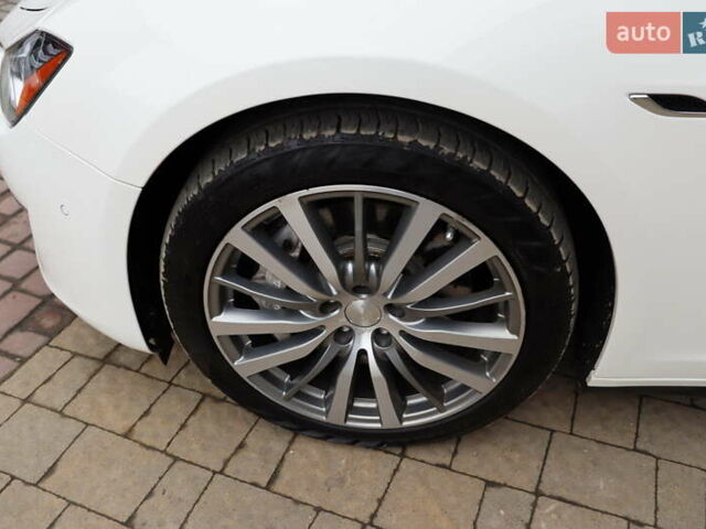 Белый Мазерати Гибли, объемом двигателя 3 л и пробегом 80 тыс. км за 26700 $, фото 10 на Automoto.ua