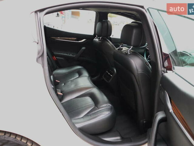 Белый Мазерати Гибли, объемом двигателя 3 л и пробегом 80 тыс. км за 26700 $, фото 38 на Automoto.ua