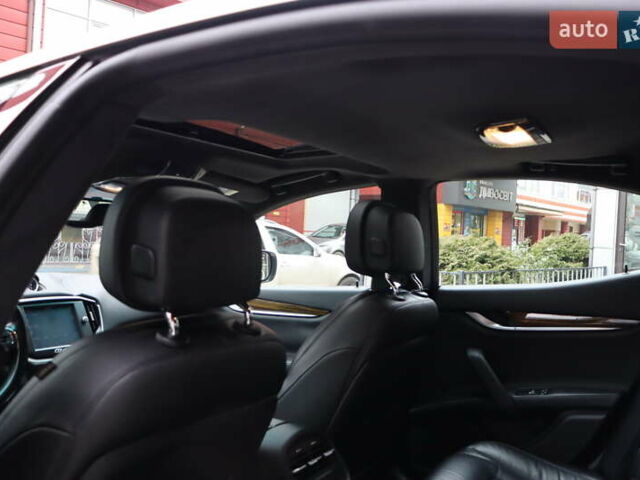 Белый Мазерати Гибли, объемом двигателя 3 л и пробегом 80 тыс. км за 26700 $, фото 32 на Automoto.ua