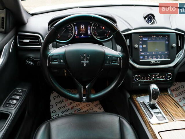 Белый Мазерати Гибли, объемом двигателя 3 л и пробегом 80 тыс. км за 26700 $, фото 36 на Automoto.ua