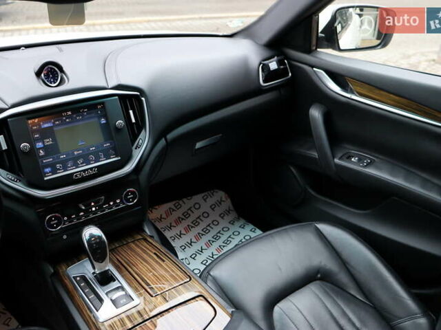 Белый Мазерати Гибли, объемом двигателя 3 л и пробегом 80 тыс. км за 26700 $, фото 37 на Automoto.ua