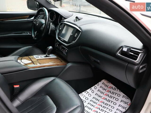 Белый Мазерати Гибли, объемом двигателя 3 л и пробегом 80 тыс. км за 26700 $, фото 42 на Automoto.ua